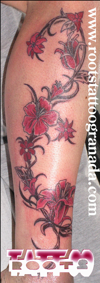 TATUAJE PIERNA CHICA ENREDADERA CON FLORES – ROOTS TATTOO GRANADA