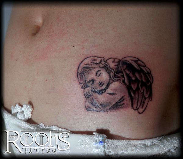 Angel durmiendo tatuaje – ROOTS TATTOO GRANADA