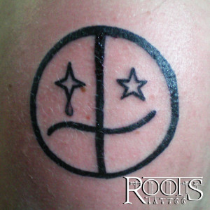 Cara sonriente y triste ROOTS TATTOO GRANADA