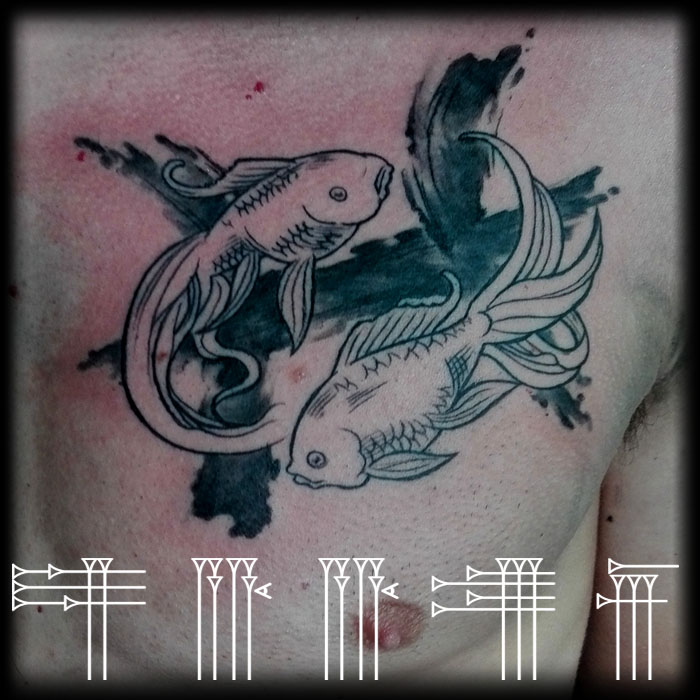 Signo Piscis tatuado sobre pecho de hombre – ROOTS TATTOO GRANADA