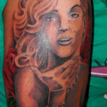 Brazo chica retrato Marilyn con rosas