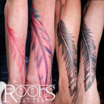Tatuaje de pluma para brazo y mano de chica