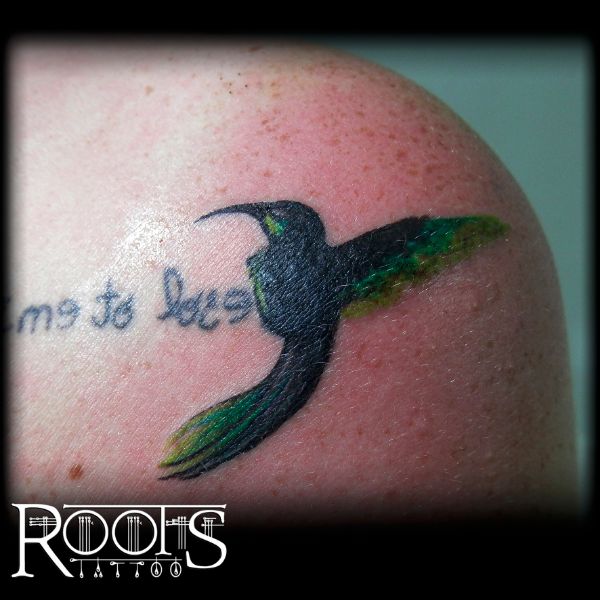 Tatuaje colibrí – ROOTS TATTOO GRANADA