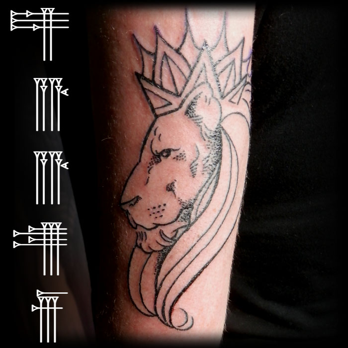 Tatuaje león líneas – ROOTS TATTOO GRANADA