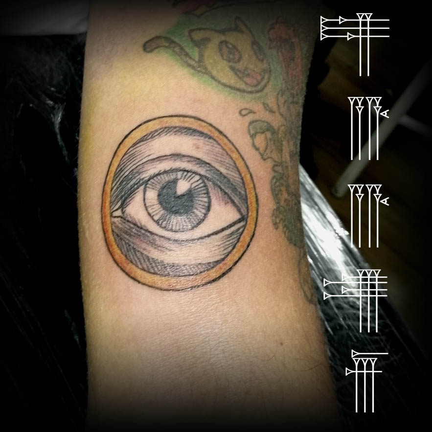 Tatuaje ojo con líneas – ROOTS TATTOO GRANADA