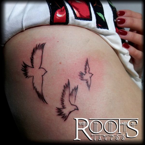 Tatuaje siluetas de pájaros – ROOTS TATTOO GRANADA