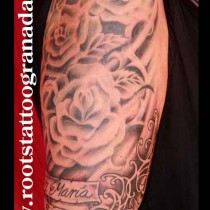 Tatuaje tres rosas con nombres de hijos media manga mujer, Granada, Almuñécar, Roots Tattoo